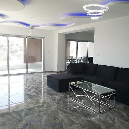 Panthea Deluxe Apts דירה