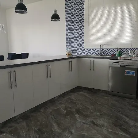 Panthea Deluxe Apts לימסול